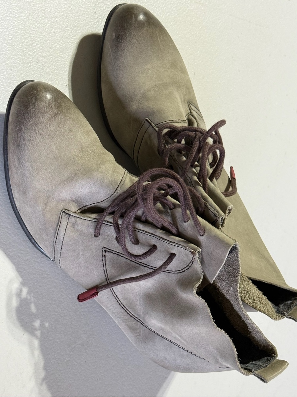 EUC Women’s Tamaris Softed Leather Laced up Gray Heeled Ankle Boots Size 8.5